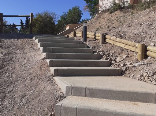 Escalier sur talus maçonné et ancré à Calce