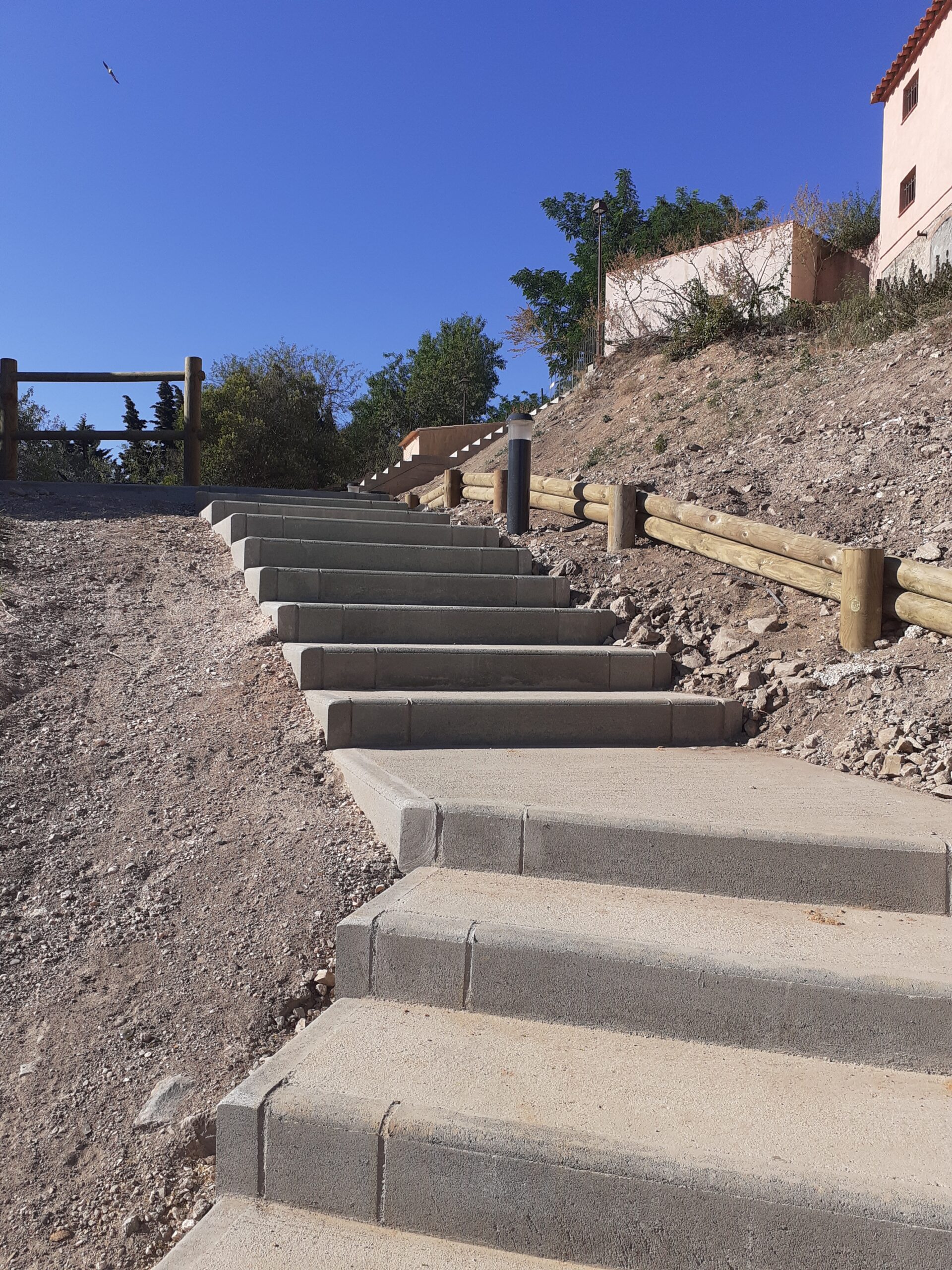 Escalier sur talus maçonné et ancré à Calce