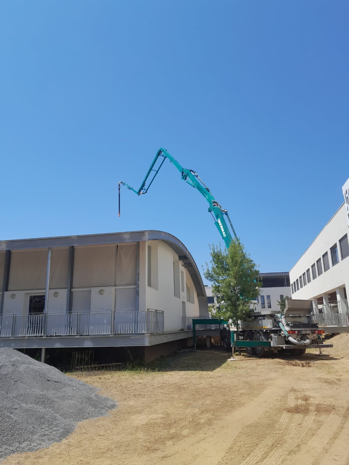 Construction de murs de soutènement au collège de Millas (66).
