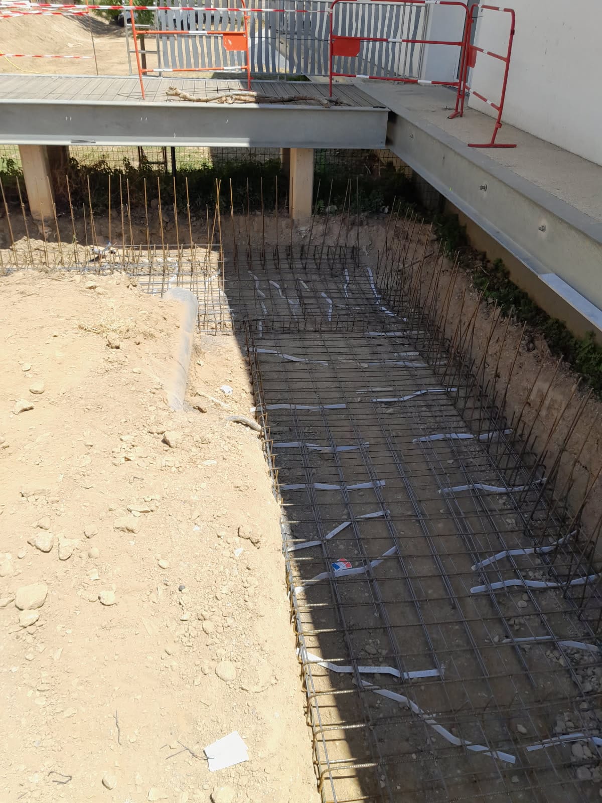 Construction de murs de soutènement au collège de Millas (66).