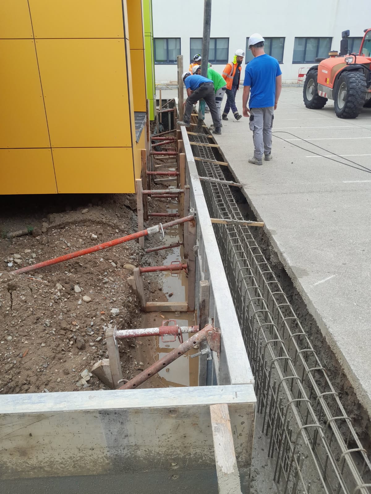 Construction de murs de soutènement au collège de Millas (66).