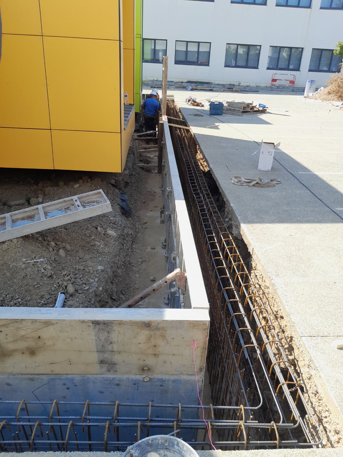 Construction de murs de soutènement au collège de Millas (66).