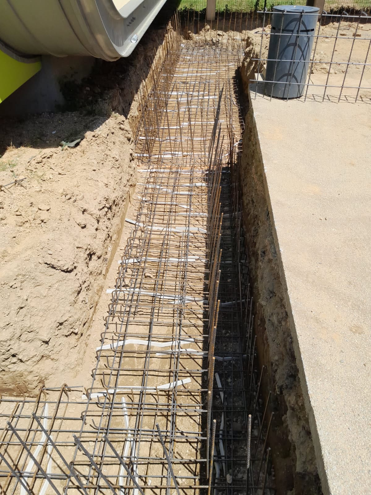 Construction de murs de soutènement au collège de Millas (66).