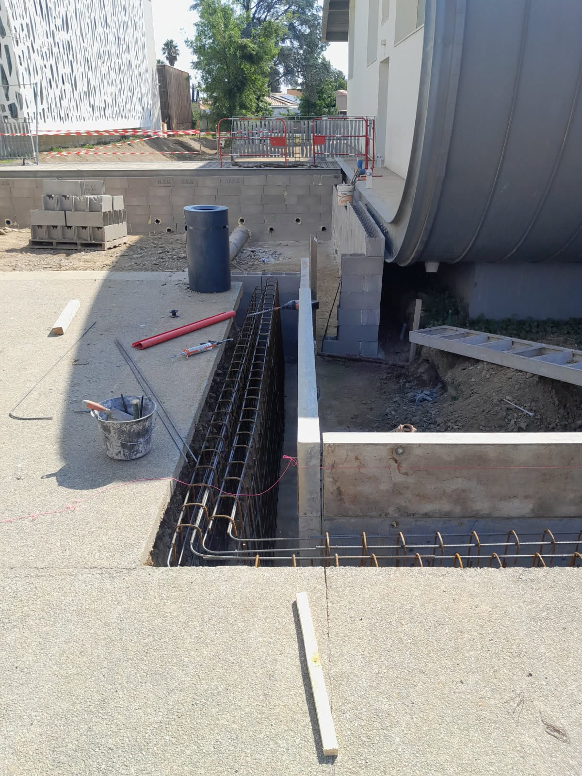 Construction de murs de soutènement au collège de Millas (66).