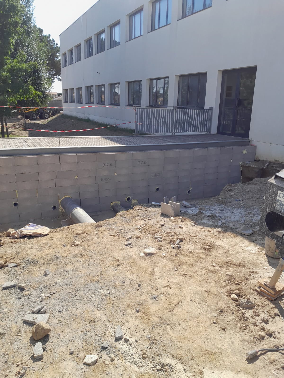 Construction de murs de soutènement au collège de Millas (66).