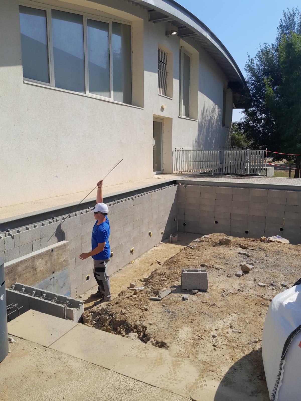 Construction de murs de soutènement au collège de Millas (66).