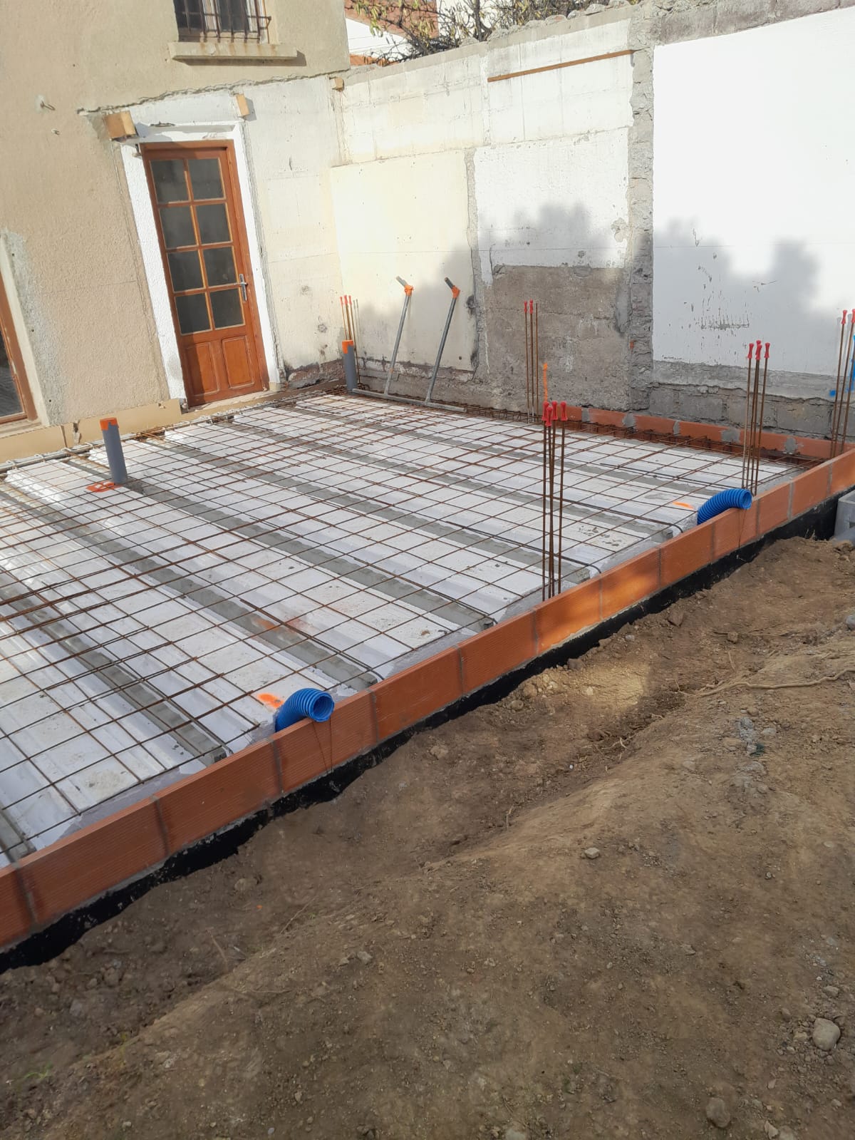 Extension d'une maison en milieu contraint dans une cour intérieure à Perpignan