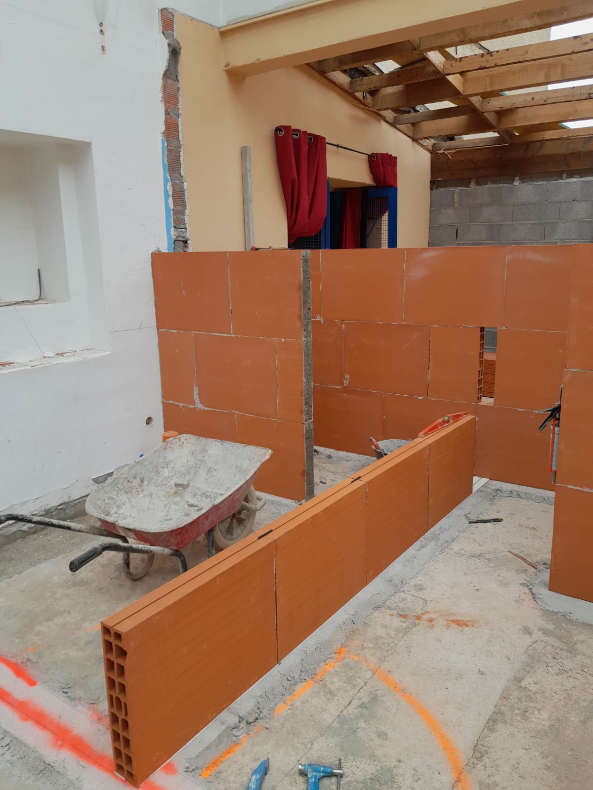 Pose de carreau de briques à Elne