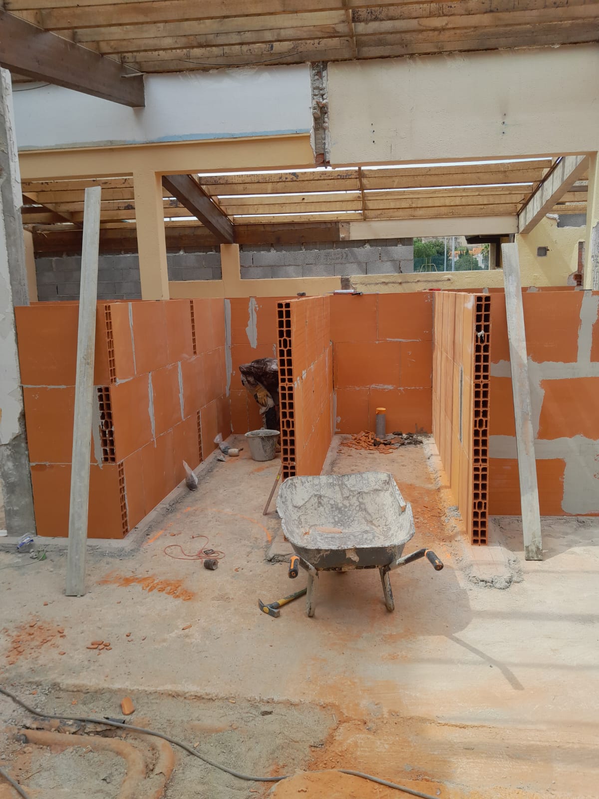 Pose de carreau de briques à Elne