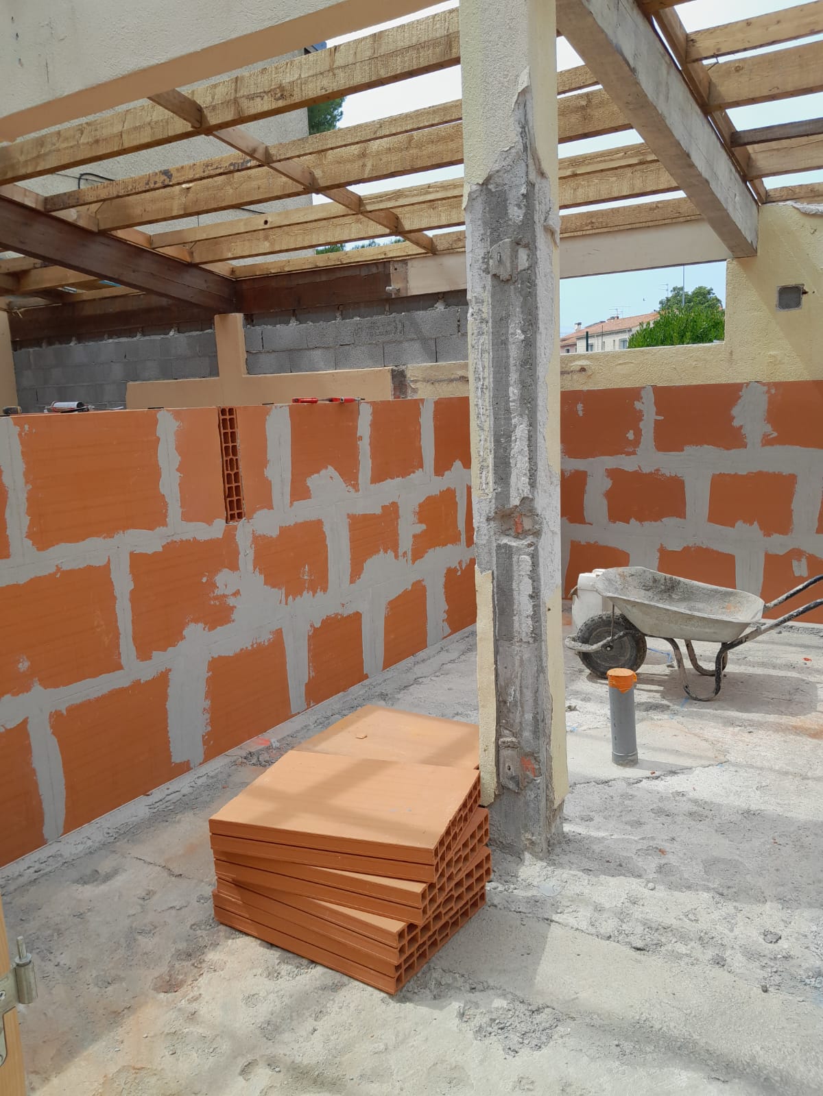 Pose de carreau de briques à Elne