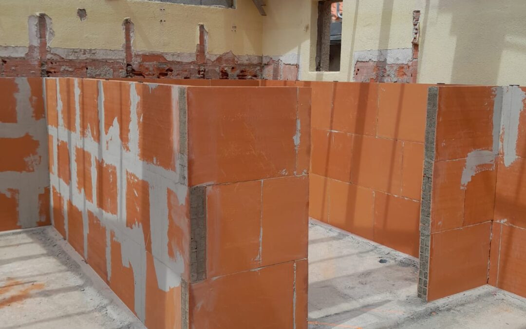 Pose de carreau de briques à Elne