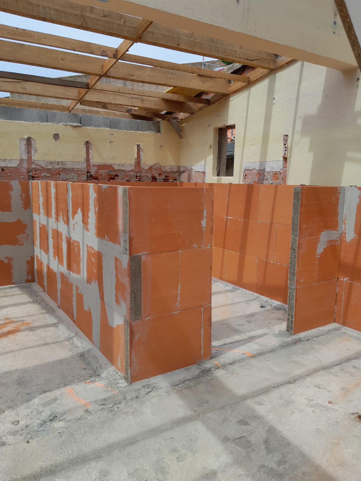 Pose de carreau de briques à Elne