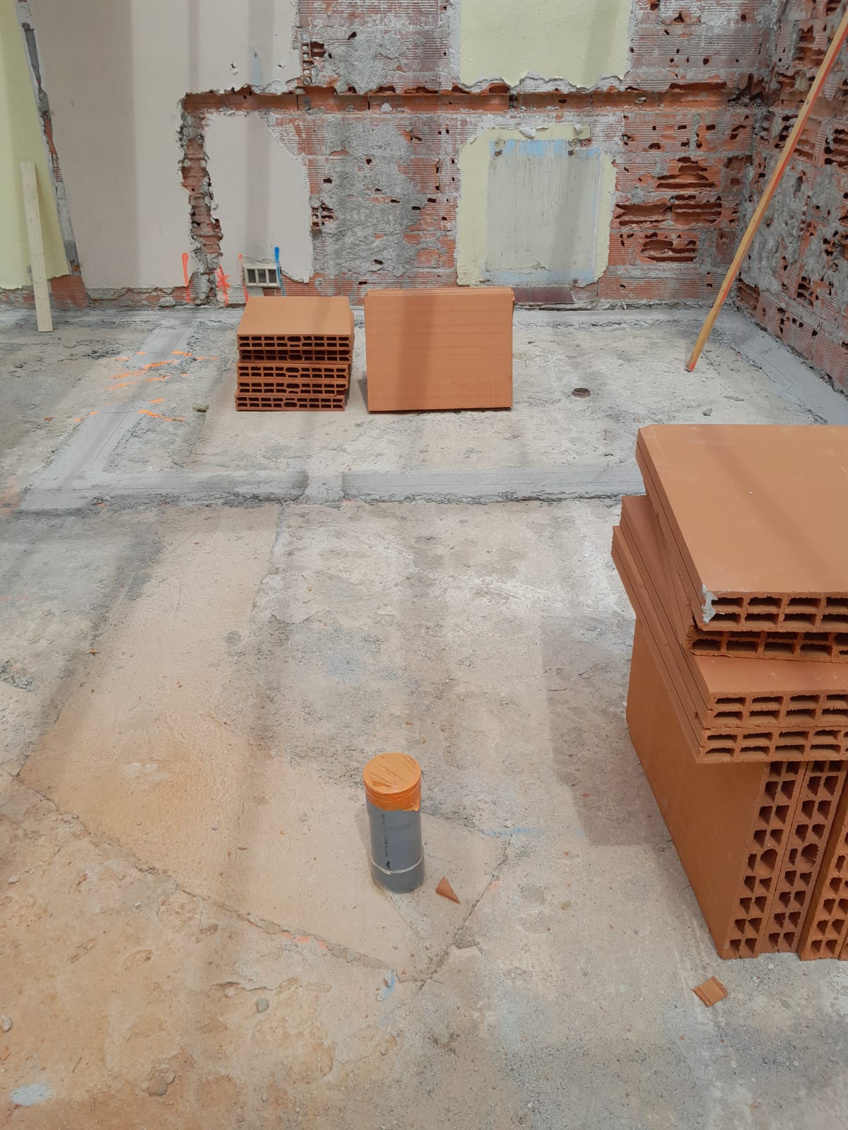 Pose de carreau de briques à Elne